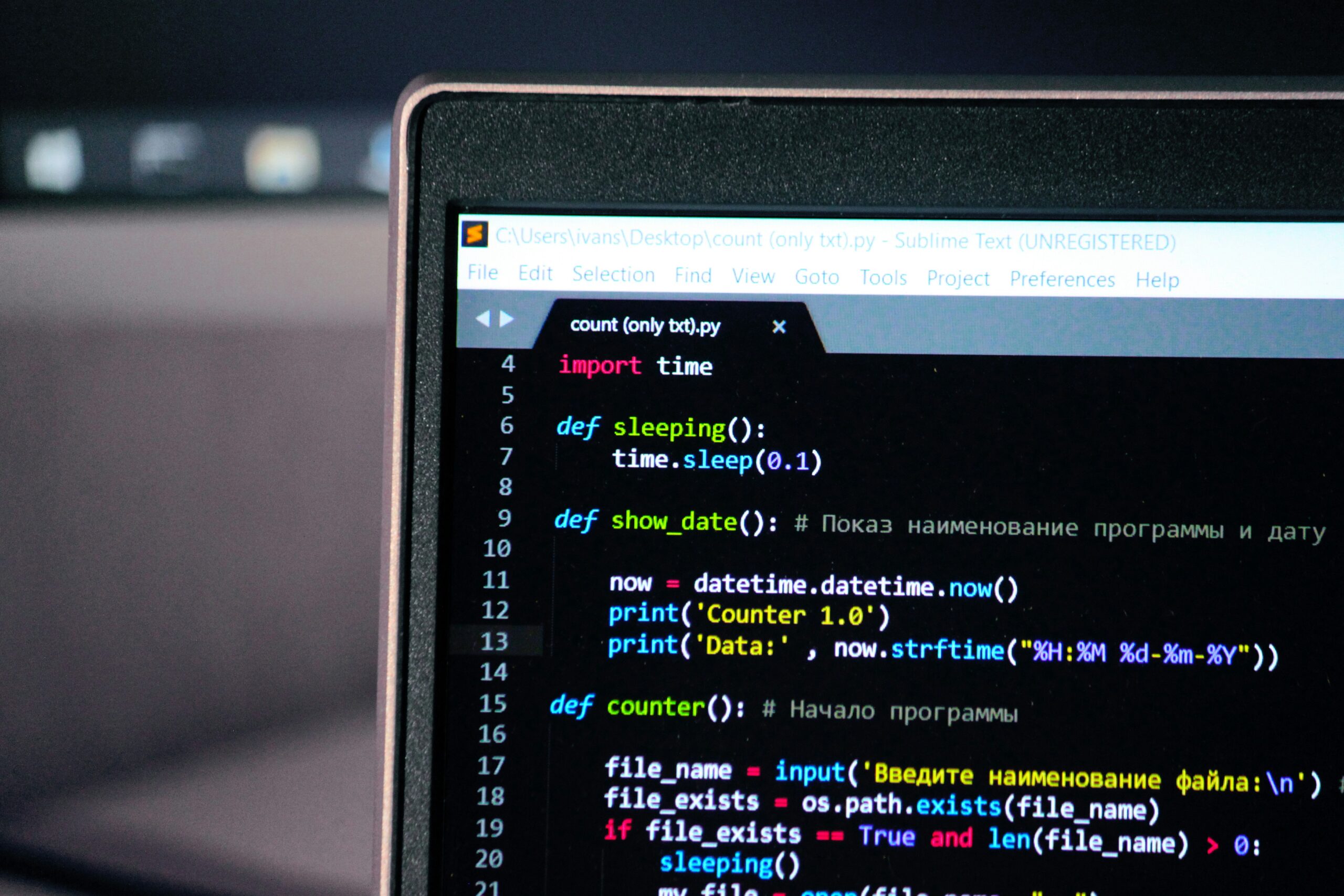 Eine Nahaufnahme von einem Bildschirm mit Code.