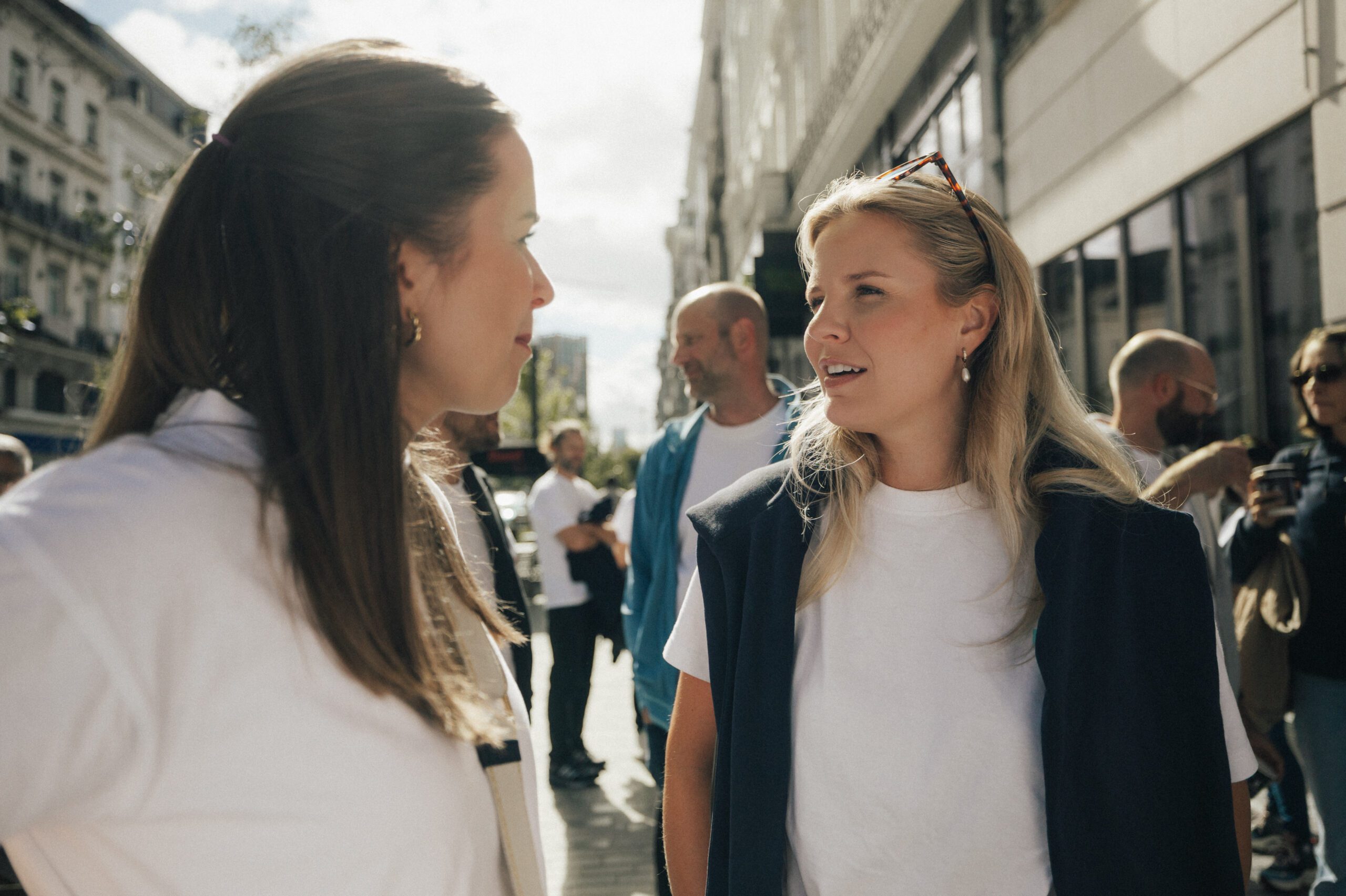 Zwei Frauen stehen sich gegenüber und reden miteinander.